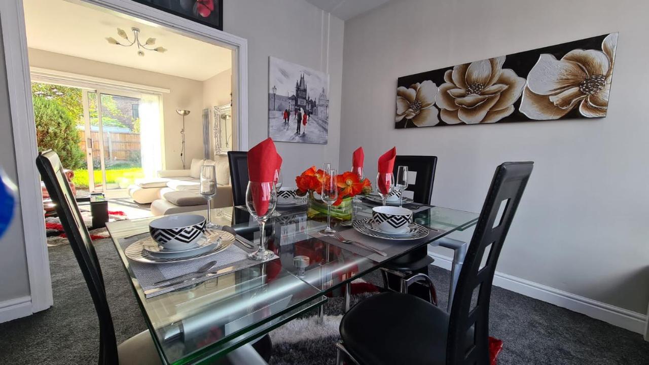 Stunning Holiday Home. Free Parking. مانشستر المظهر الخارجي الصورة